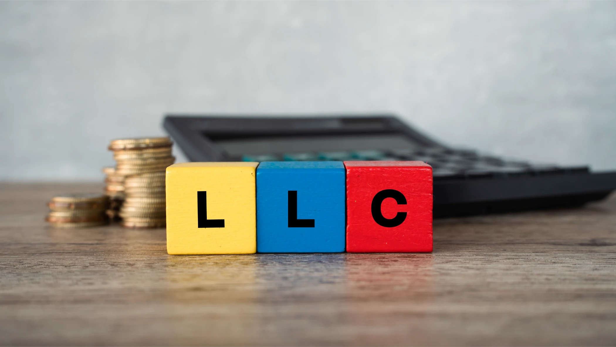 Emprendedor comparando una LLC y un propietario único en Texas